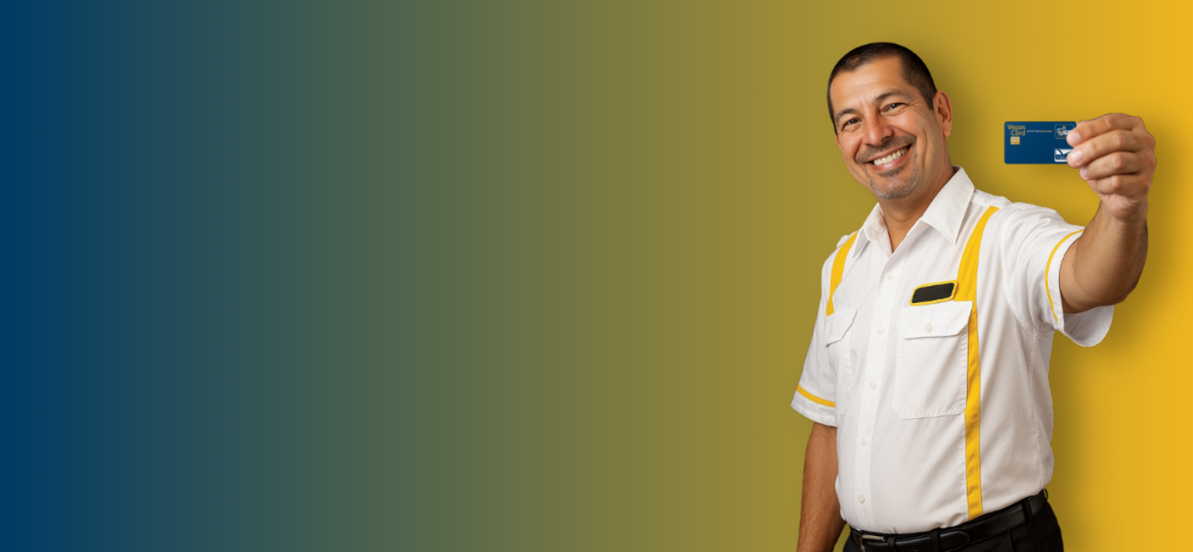 Pessoa sorrindo segurando cartão