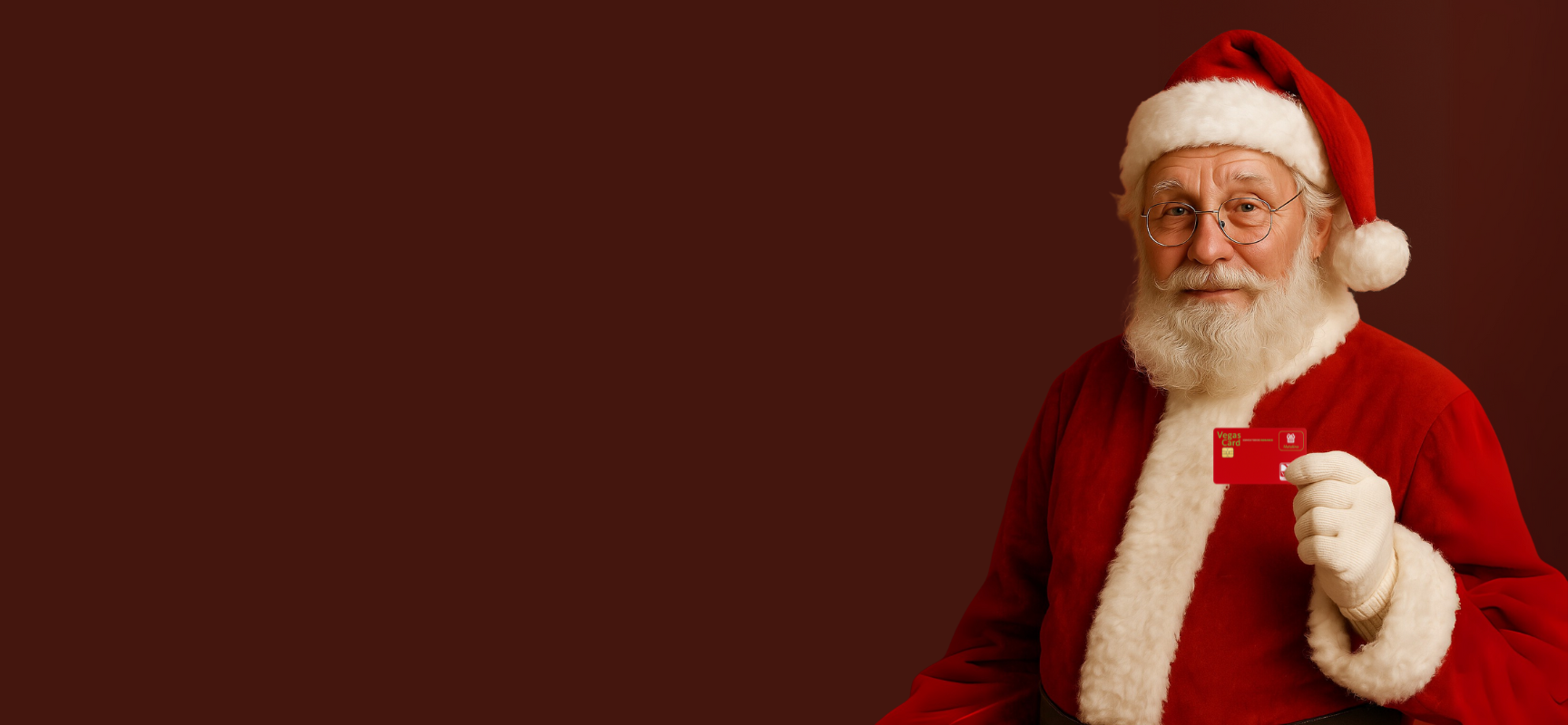 Pessoa sorrindo segurando cartão