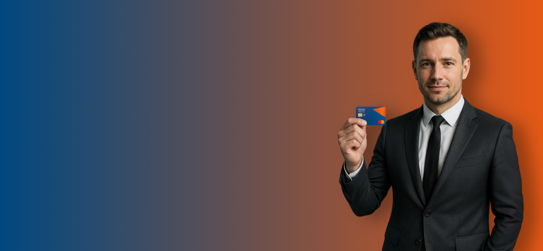 Pessoa sorrindo segurando cartão